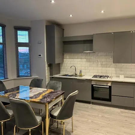Luxury 4 Bedroom Apartment-2
